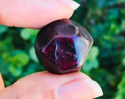 DISTINCTION BETWEEN GARNET AND RUBY