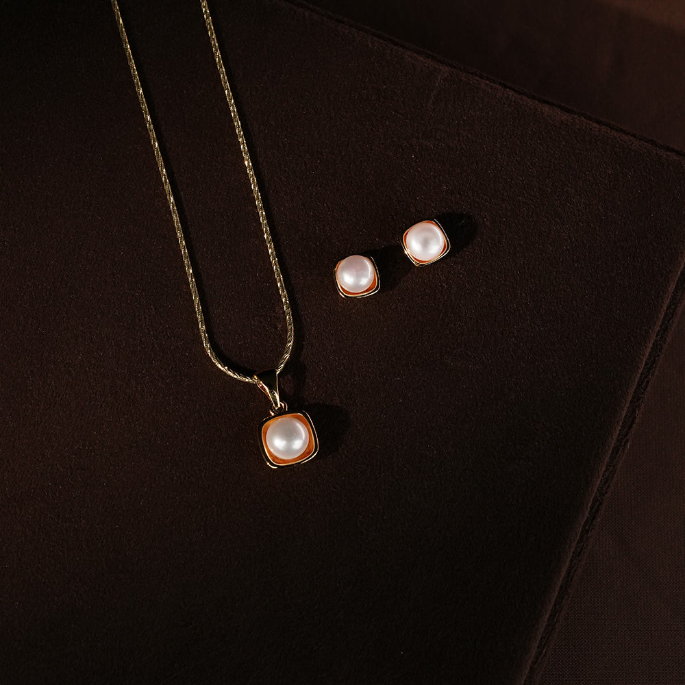 Classic Freshwater Pearl Pendant & Stud Earrings Set