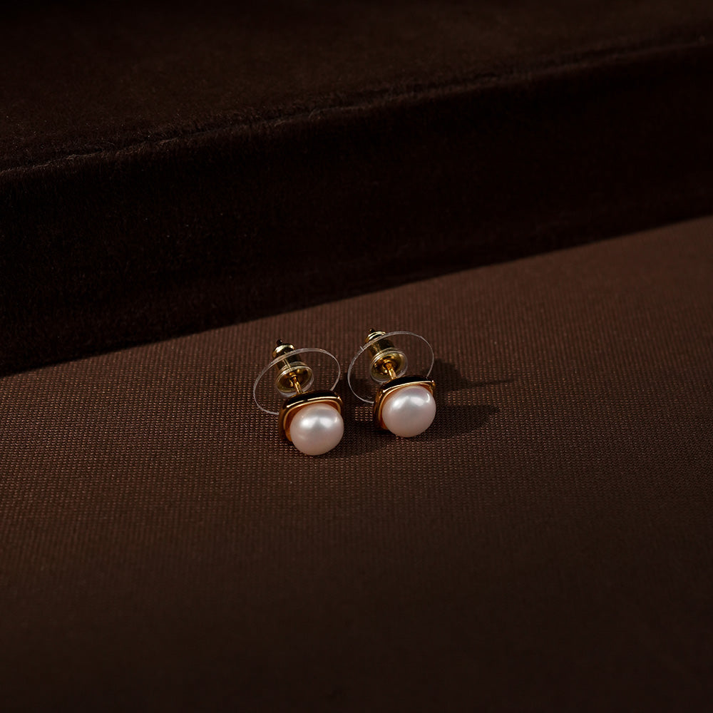 Classic Freshwater Pearl Pendant & Stud Earrings Set